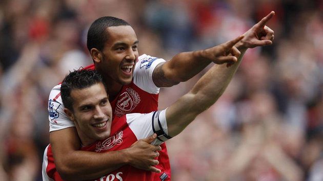 Útočník Arsenalu Robin Van Persie (dole) se raduje s Theo Walcottem z branky. Útočník Arsenalu Robin Van Persie (dole) se raduje s Theo Walcottem z branky.