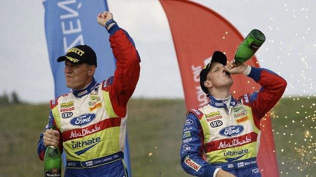 Finský pilot Mikko Hirvonen (vpravo) oslavuje se spolujezdcem Jarmo Lehtihenem vítězství na Polské rallye. Finský pilot Mikko Hirvonen (vpravo) oslavuje se spolujezdcem Jarmo Lehtihenem vítězství na Polské rallye.
