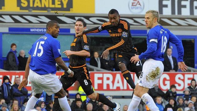 Salomon Kalou z Chelsea (druhý zprava) právě vyrovnává v pohárovém utkání na Evertonu na konečných 1:1. Salomon Kalou z Chelsea (druhý zprava) právě vyrovnává v pohárovém utkání na Evertonu na konečných 1:1.