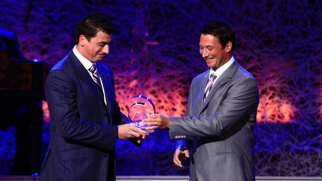 František Kaberle (vpravo) předává cenu bratrovi Tomášovi František Kaberle (vpravo) předává cenu bratrovi Tomášovi