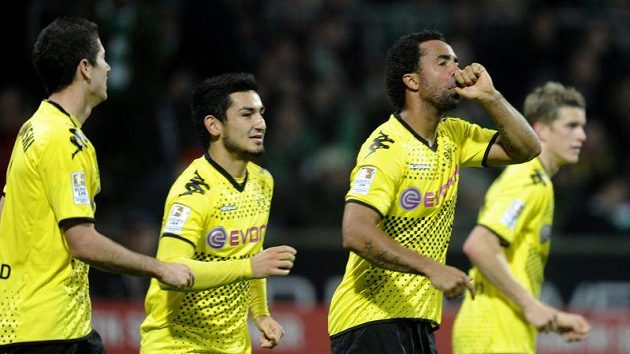 Fotbalisté Dortmundu se radují z přídělu, který uštědřili Kolínu. Fotbalisté Dortmundu se radují z přídělu, který uštědřili Kolínu.