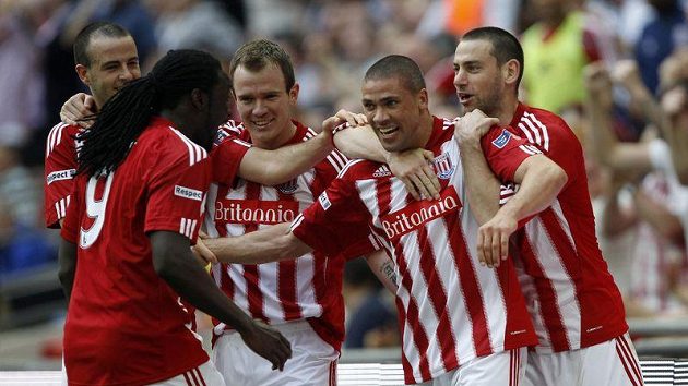 Fotbalisté Stoke se radují z branky. Fotbalisté Stoke se radují z branky.