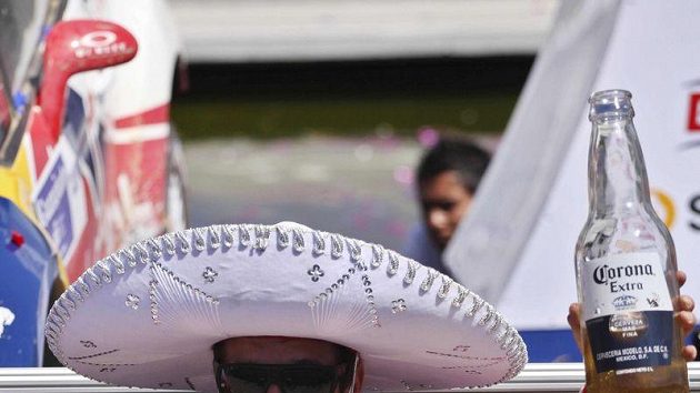 Stylová oslava Sébastiena Loeba po vítězství v Mexické rallye. Stylová oslava Sébastiena Loeba po vítězství v Mexické rallye.