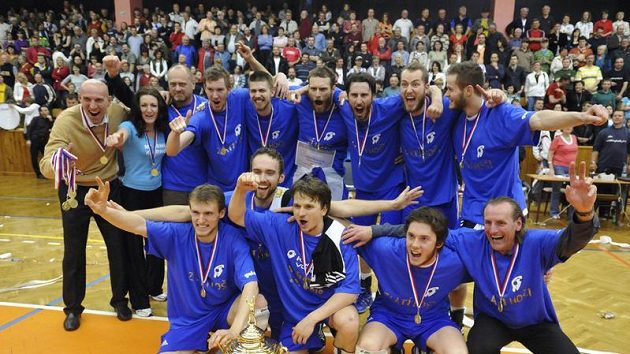 Volejbalisté Kladna s trofejí pro mistra ligy. Volejbalisté Kladna s trofejí pro mistra ligy.
