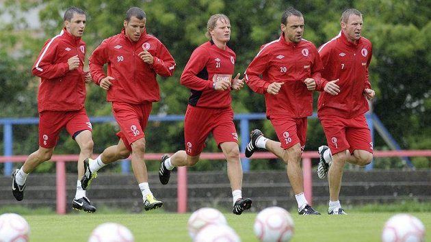 Fotbalisté Slavie během tréninku v Edenu Fotbalisté Slavie během tréninku v Edenu