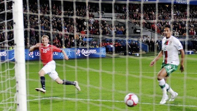 Nor Erik Huseklepp (vlevo) skoóruje v utkání s Portugalskem. Nor Erik Huseklepp (vlevo) skoóruje v utkání s Portugalskem.