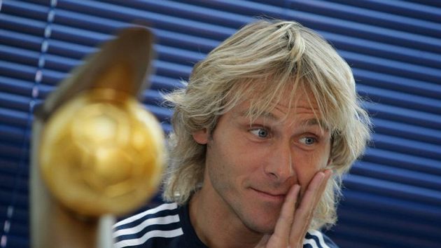 Český fotbalista Pavel Nedvěd s trofejí pro vítěze Zlatého míče Český fotbalista Pavel Nedvěd s trofejí pro vítěze Zlatého míče