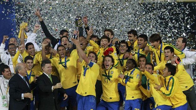 Fotbalisté Brazílie se radují ze zisku titulu mistrů světa hráčů do dvaceti let. Fotbalisté Brazílie se radují ze zisku titulu mistrů světa hráčů do dvaceti let.