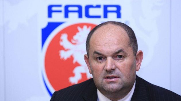 Na excesu při návratu z Černé Hory šéfovi FAČR Miroslavu Peltovi vadilo, že se všichni kolem národního týmu tvářili, jako by se nic nedělo Na excesu při návratu z Černé Hory šéfovi FAČR Miroslavu Peltovi vadilo, že se všichni kolem národního týmu tvářili, jako by se nic nedělo