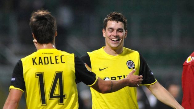 Fotbalisté Sparty Václav Kadlec (vlevo) a Ondřej Kušnír oslavují remízu na hřišti Palerma, která přinesla postup do osmifinále Evropské ligy. Fotbalisté Sparty Václav Kadlec (vlevo) a Ondřej Kušnír oslavují remízu na hřišti Palerma, která přinesla postup do osmifinále Evropské ligy.