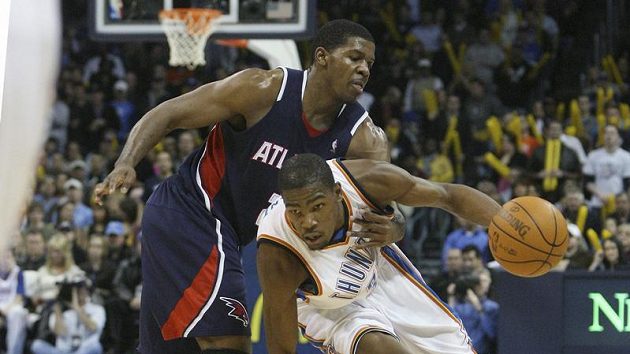 Basketbalista Oklahoma City Kevin Durant (vpravo) se probíjí přes hráče Atlanty Joea Johnsona. Basketbalista Oklahoma City Kevin Durant (vpravo) se probíjí přes hráče Atlanty Joea Johnsona.