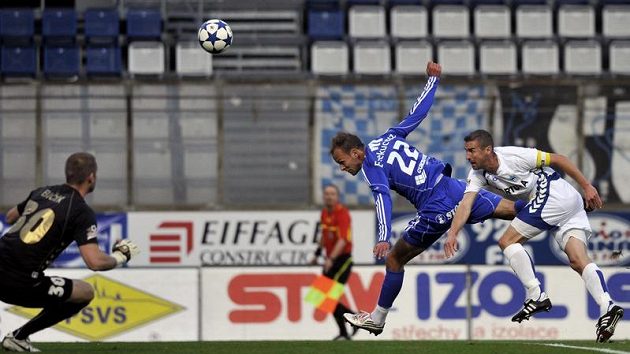 Druhý gól Sigmy střílí Jakub Petr (uprostřed), vpravo je Miroslav Holeňák z Liberce, vlevo liberecký brankář David Bičík. Druhý gól Sigmy střílí Jakub Petr (uprostřed), vpravo je Miroslav Holeňák z Liberce, vlevo liberecký brankář David Bičík.