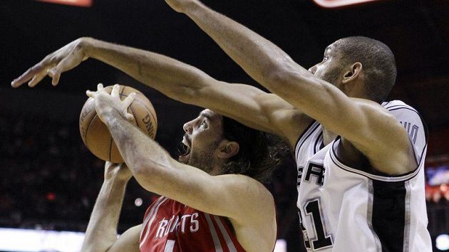 Houston nezachránil ani nejlepší střelec zápasu Luis Scola (vlevo). Houston nezachránil ani nejlepší střelec zápasu Luis Scola (vlevo).