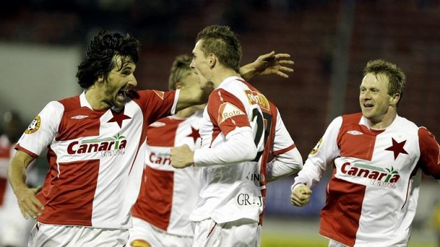 Fotbalisté Slavie se radují z gólu Grajciara do sítě Střížkova Fotbalisté Slavie se radují z gólu Grajciara do sítě Střížkova
