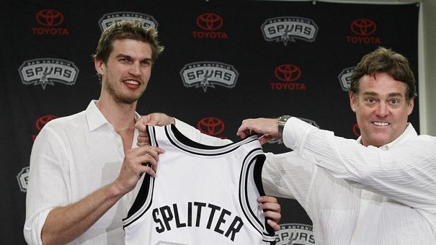 Basketbalista Tiago Splitter (vlevo) po podpisu smlouvy se Spurs. Basketbalista Tiago Splitter (vlevo) po podpisu smlouvy se Spurs.