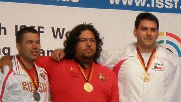 Mistr světa v trapu Španěl Alberto Fernandez (uprostřed) a bronzový Jiří Lipták (vpravo) mají dohromady 225 kilogramů živé váhy. Stříbrný Rus Alexej Alipov jen 90 kg. Mistr světa v trapu Španěl Alberto Fernandez (uprostřed) a bronzový Jiří Lipták (vpravo) mají dohromady 225 kilogramů živé váhy. Stříbrný Rus Alexej Alipov jen 90 kg.