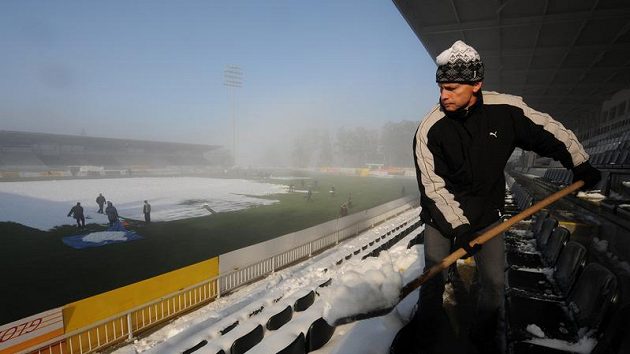 Jeden z vězňů odklízí sníh na stadiónu v Jablonci nad Nisou. Jeden z vězňů odklízí sníh na stadiónu v Jablonci nad Nisou.