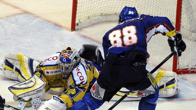 Zlínský brankář Jakub Sedláček v akci. Zlínský brankář Jakub Sedláček v akci.