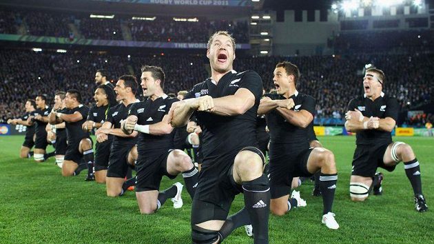 Novozélandští ragbisté "All Blacks" předvádějí tanec haka před zápasem s Francií. Novozélandští ragbisté "All Blacks" předvádějí tanec haka před zápasem s Francií.