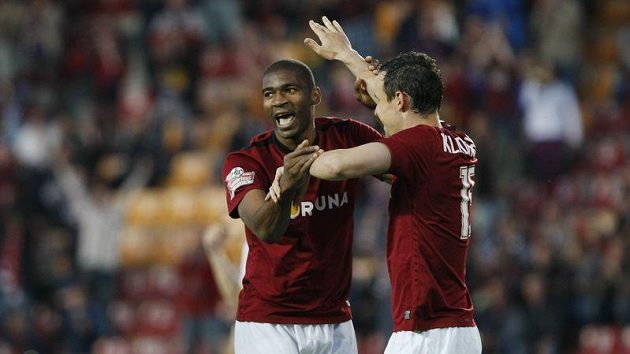 Fotbalisté Léonard Kweuke (vlevo) a Jiří Kladrubský se radují z branky. Fotbalisté Léonard Kweuke (vlevo) a Jiří Kladrubský se radují z branky.