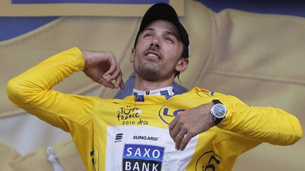 Švýcar Fabian Cancellara obléká žlutý trikot pro lídra Tour, který si vyjel v úvodním prologu v Rotterdamu. Švýcar Fabian Cancellara obléká žlutý trikot pro lídra Tour, který si vyjel v úvodním prologu v Rotterdamu.