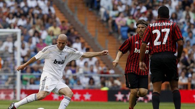 Zinedine Zidane (vlevo) v dresu Realu Madrid v exhibičním utkání proti AC Milán. Zinedine Zidane (vlevo) v dresu Realu Madrid v exhibičním utkání proti AC Milán.