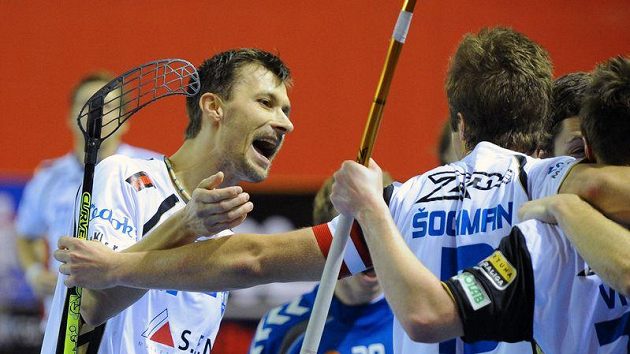 Radim Cepek (vlevo) oslavuje jednu z branek Chodova v duelu s Tatranem Střešovice. Radim Cepek (vlevo) oslavuje jednu z branek Chodova v duelu s Tatranem Střešovice.