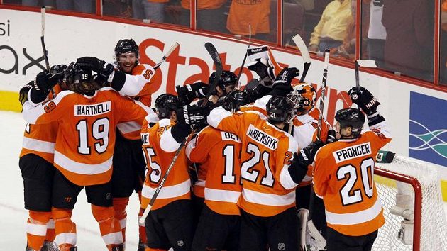 Hokejisté Philadelphie se radují z postupu do finále Stanley Cupu. Hokejisté Philadelphie se radují z postupu do finále Stanley Cupu.
