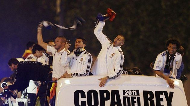 Fotbalisté Realu Madrid triumfálně oslavují zisk Španělského poháru. Fotbalisté Realu Madrid triumfálně oslavují zisk Španělského poháru.