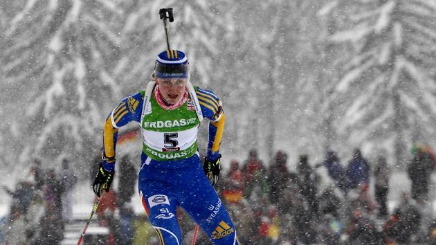 Helena Ekholmová ze Švédska si jede ve stíhacím závodě v Hochfilzenu pro prvenství. Helena Ekholmová ze Švédska si jede ve stíhacím závodě v Hochfilzenu pro prvenství.