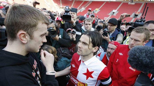 Kapitán fotbalistů Slavie Karol Kisel (vpravo) a zástupce fanoušků při protestu v Edenu Kapitán fotbalistů Slavie Karol Kisel (vpravo) a zástupce fanoušků při protestu v Edenu