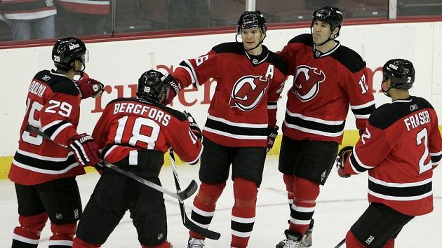 Hokejista Patrik Eliáš (třetí zprava) se raduje se spoluhráči z New Jersey gólu. Hokejista Patrik Eliáš (třetí zprava) se raduje se spoluhráči z New Jersey gólu.