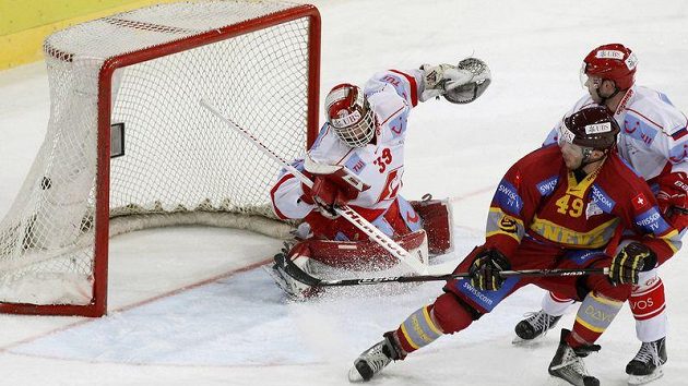 Hokejisty Spartaku nezachránil od vyřazení ani brankář Dominik Hašek. Hokejisty Spartaku nezachránil od vyřazení ani brankář Dominik Hašek.