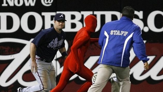 Baseballista Atlanty Matt Diaz (vlevo) se chystá zastavit nezvaného návštěvníka zápasu Baseballista Atlanty Matt Diaz (vlevo) se chystá zastavit nezvaného návštěvníka zápasu