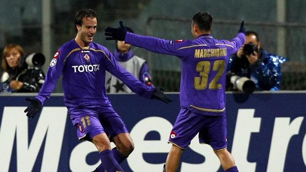 Alberto Gilardino z Fiorentiny (vlevo) se raduje se svým spoluhráčem Marco Marchionnim z branky do sítě Lyonu - ilustrační foto. Alberto Gilardino z Fiorentiny (vlevo) se raduje se svým spoluhráčem Marco Marchionnim z branky do sítě Lyonu - ilustrační foto.