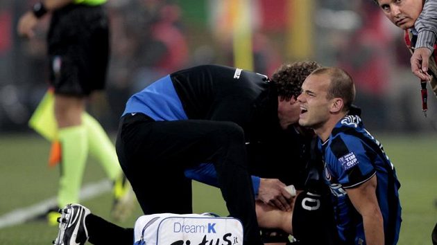Wesley Sneijder je ošetřován v zápase s AS Řím. Wesley Sneijder je ošetřován v zápase s AS Řím.
