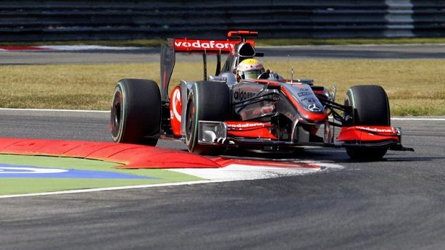 Jezdec Lewis Hamilton s vozem McLaren Mercedes na okruhu v italské Monze Jezdec Lewis Hamilton s vozem McLaren Mercedes na okruhu v italské Monze