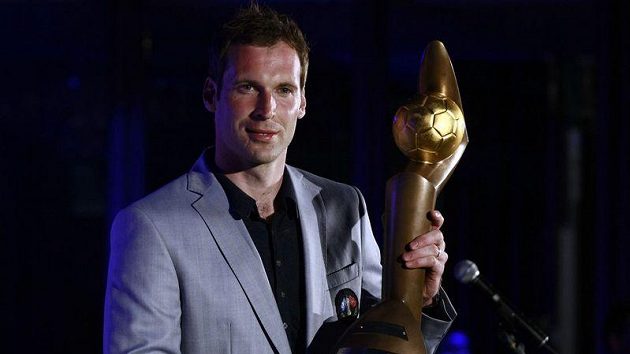 Petr Čech s trofejí pro vítěze Zlatého míče České republiky Petr Čech s trofejí pro vítěze Zlatého míče České republiky