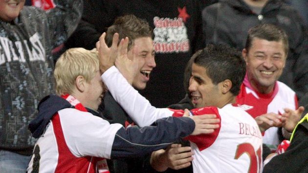 Tijani Belaid v dresu Slavie se raduje s fanoušky z branky do sítě Lille. Tijani Belaid v dresu Slavie se raduje s fanoušky z branky do sítě Lille.