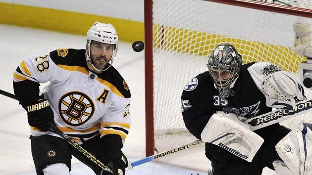 Mark Recchi z Bostonu (vlevo) před brankářem Tampy Bay Dwaynem Rolosonem. Mark Recchi z Bostonu (vlevo) před brankářem Tampy Bay Dwaynem Rolosonem.