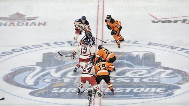 Tradiční novoroční zápas Winter Classic. Na archivním snímku duel z roku 2012. Tradiční novoroční zápas Winter Classic. Na archivním snímku duel z roku 2012.