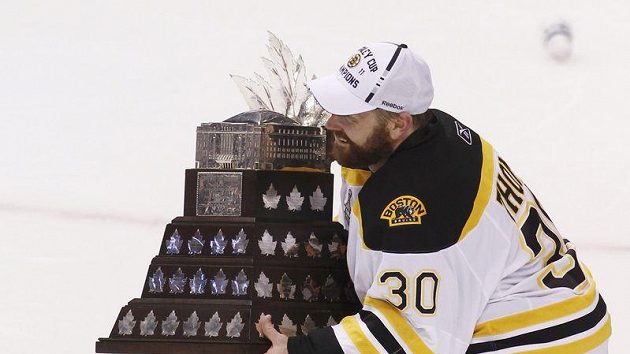 Tim Thomas s Conn Smythe Trophy pro nejlepšího hráče play off NHL Tim Thomas s Conn Smythe Trophy pro nejlepšího hráče play off NHL