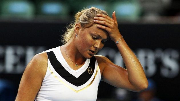 Dinara Safinová během utkání s Clijstersovou na Australian Open Dinara Safinová během utkání s Clijstersovou na Australian Open
