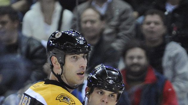 Hokejisté Bostonu Zdeno Chára (vlevo) a Nathan Horton Hokejisté Bostonu Zdeno Chára (vlevo) a Nathan Horton