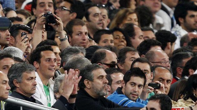 Protestující Jose Mourinho byl za trest z lavičky posazen za mříže mezi diváky. Protestující Jose Mourinho byl za trest z lavičky posazen za mříže mezi diváky.