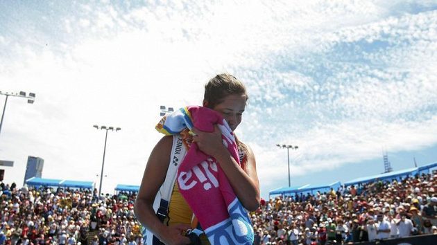 Srbská tenistka Ana Ivanovičová se zranila a její účast na Australian Open je v ohrožení. Srbská tenistka Ana Ivanovičová se zranila a její účast na Australian Open je v ohrožení.