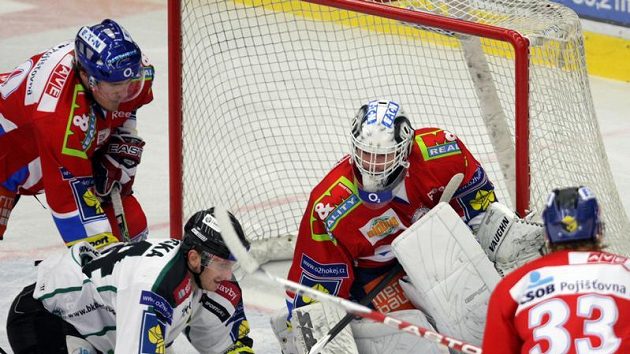 Mladoboleslavský Lukáš Pabiška před brankářem Pardubic Martinem Růžičkou Mladoboleslavský Lukáš Pabiška před brankářem Pardubic Martinem Růžičkou