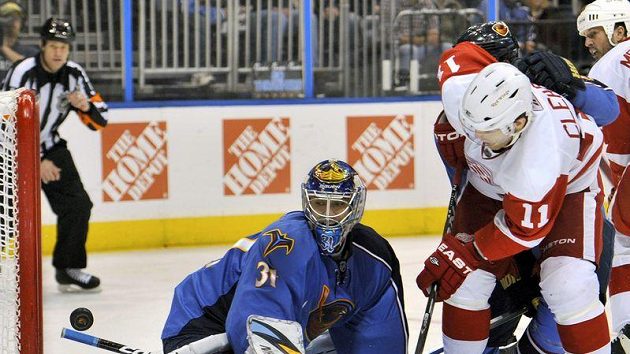 Brankář Atlanty Thrashers Ondřej Pavelec v utkání proti Detroitu Brankář Atlanty Thrashers Ondřej Pavelec v utkání proti Detroitu