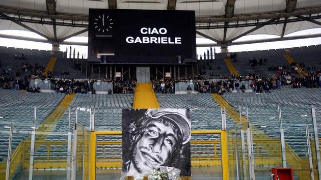 Květiny u portrétu zastřeleného fanouška Lazia Řím Gabriele Sandriho Květiny u portrétu zastřeleného fanouška Lazia Řím Gabriele Sandriho