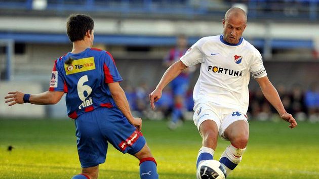 Václav Pilař z Plzně (vlevo) a Martin Lukeš z Baníku. Václav Pilař z Plzně (vlevo) a Martin Lukeš z Baníku.